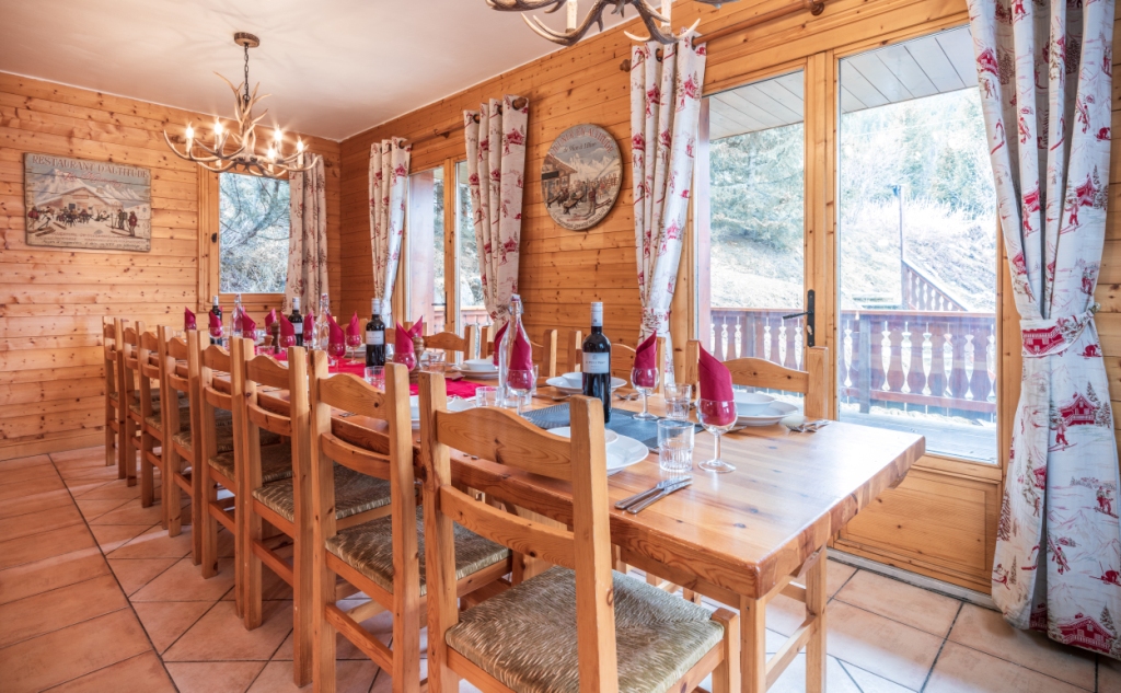 Snow Retreat Chalet Pandora Dining table